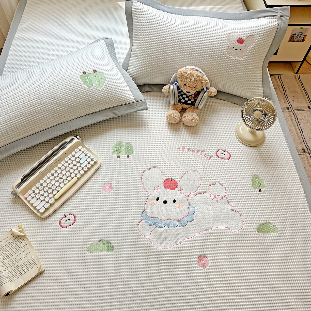 91家纺网 家纺一手货源 找家纺 慕尚家纺 2025新款冰豆豆带有乙纶刺绣凉席席子床席款 小小可爱兔 床席款