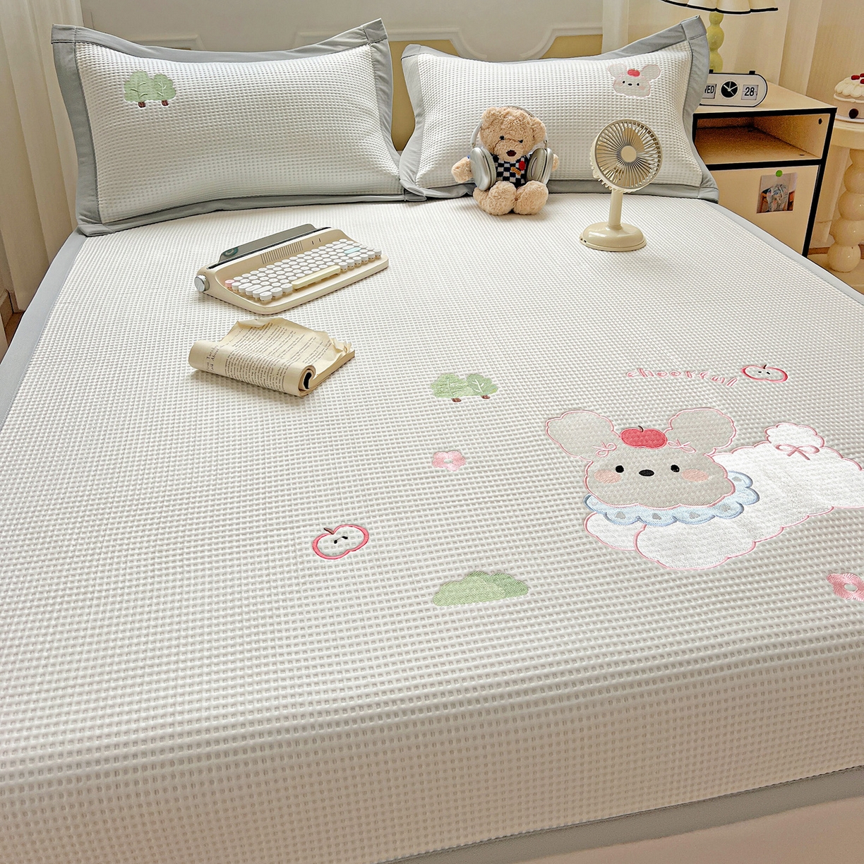 91家纺网 家纺一手货源 找家纺 慕尚家纺 2025新款冰豆豆带有乙纶刺绣凉席席子床席款 小小可爱兔 床席款