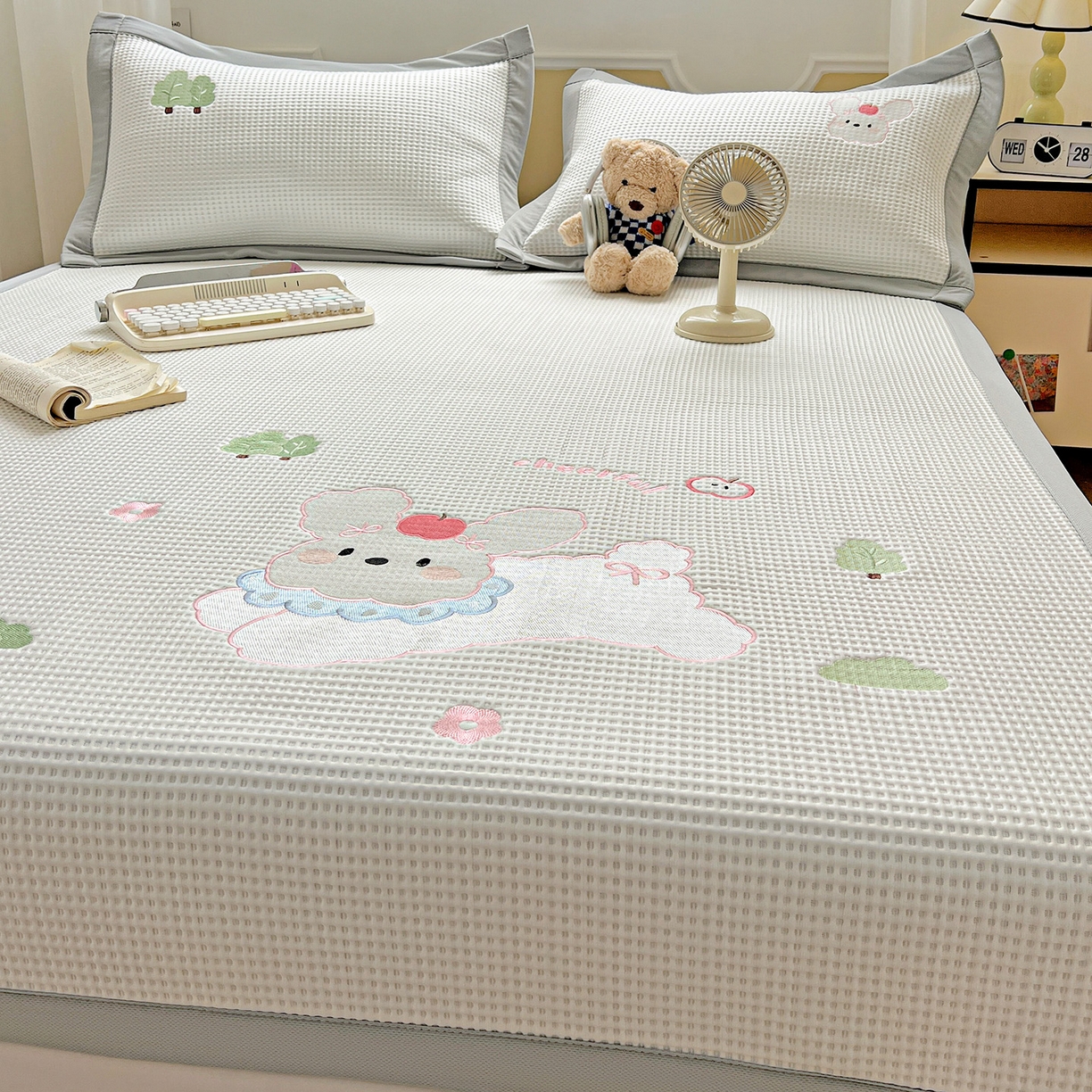 91家纺网 家纺一手货源 找家纺 慕尚家纺 2025新款冰豆豆带有乙纶刺绣凉席席子床席款 小小可爱兔 床席款