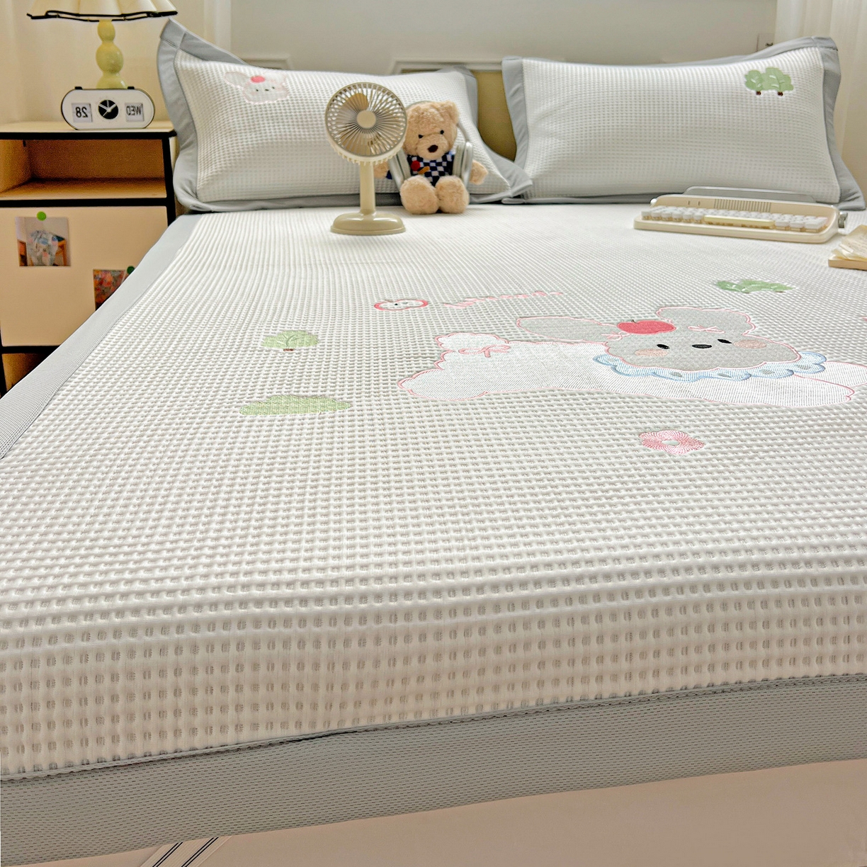 91家纺网 家纺一手货源 找家纺 慕尚家纺 2025新款冰豆豆带有乙纶刺绣凉席席子床席款 小小可爱兔 床席款