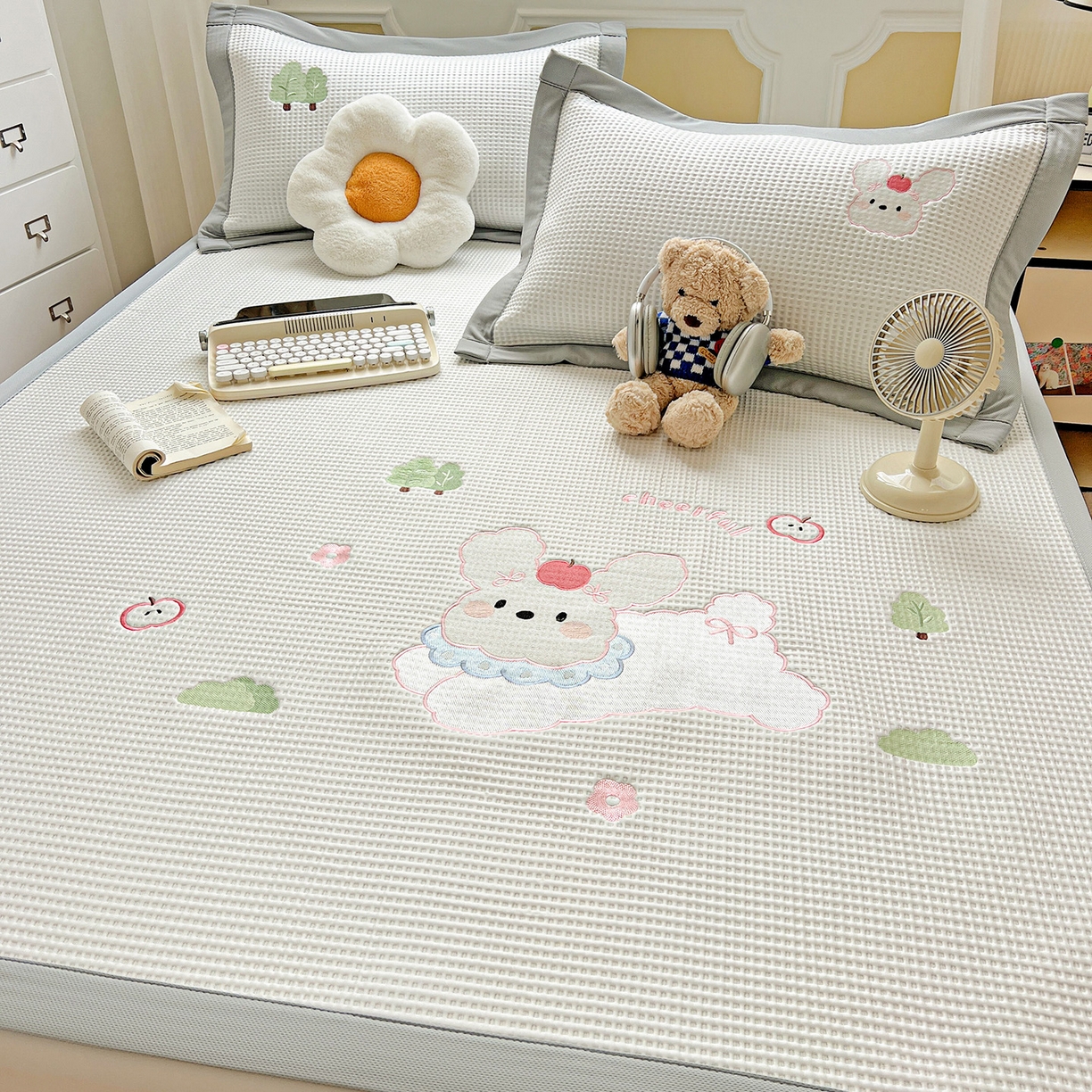 91家纺网 家纺一手货源 找家纺 慕尚家纺 2025新款冰豆豆带有乙纶刺绣凉席席子床席款 小小可爱兔 床席款