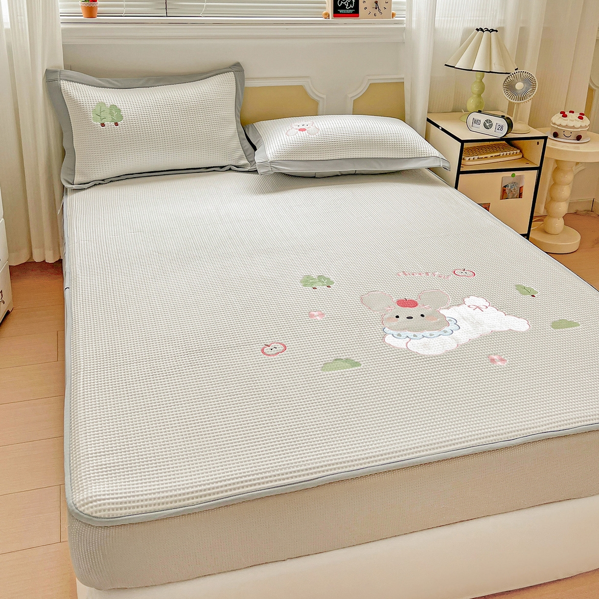 91家纺网 家纺一手货源 找家纺 慕尚家纺 2025新款冰豆豆带有乙纶刺绣凉席席子床笠款 小小可爱兔 床笠款