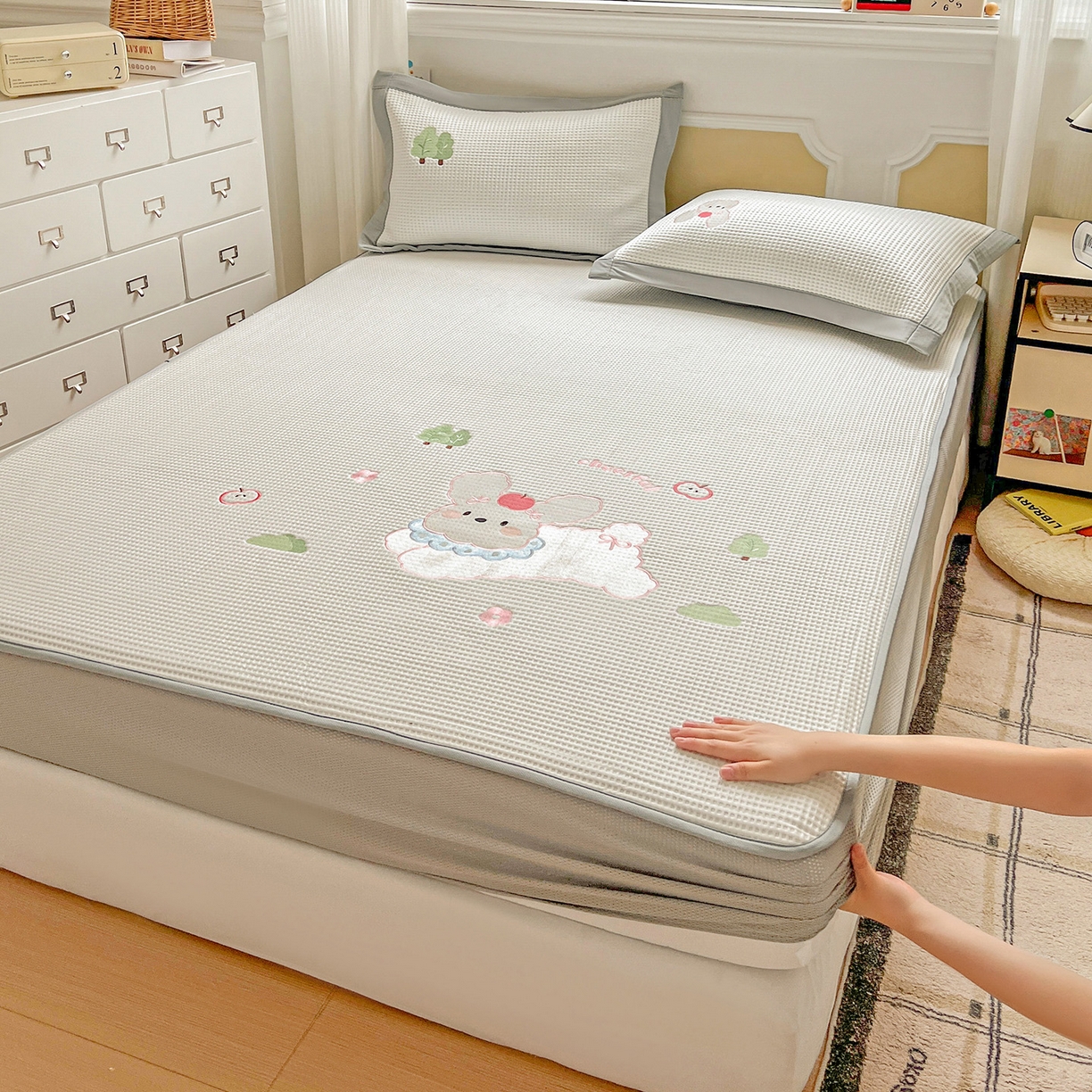 91家纺网 家纺一手货源 找家纺 慕尚家纺 2025新款冰豆豆带有乙纶刺绣凉席席子床笠款 小小可爱兔 床笠款