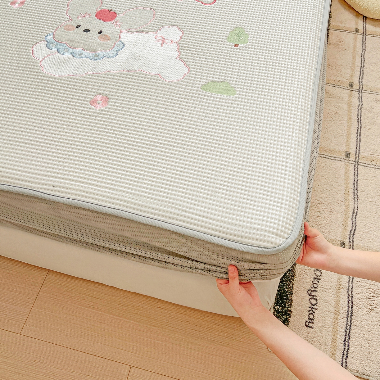 91家纺网 家纺一手货源 找家纺 慕尚家纺 2025新款冰豆豆带有乙纶刺绣凉席席子床笠款 小小可爱兔 床笠款