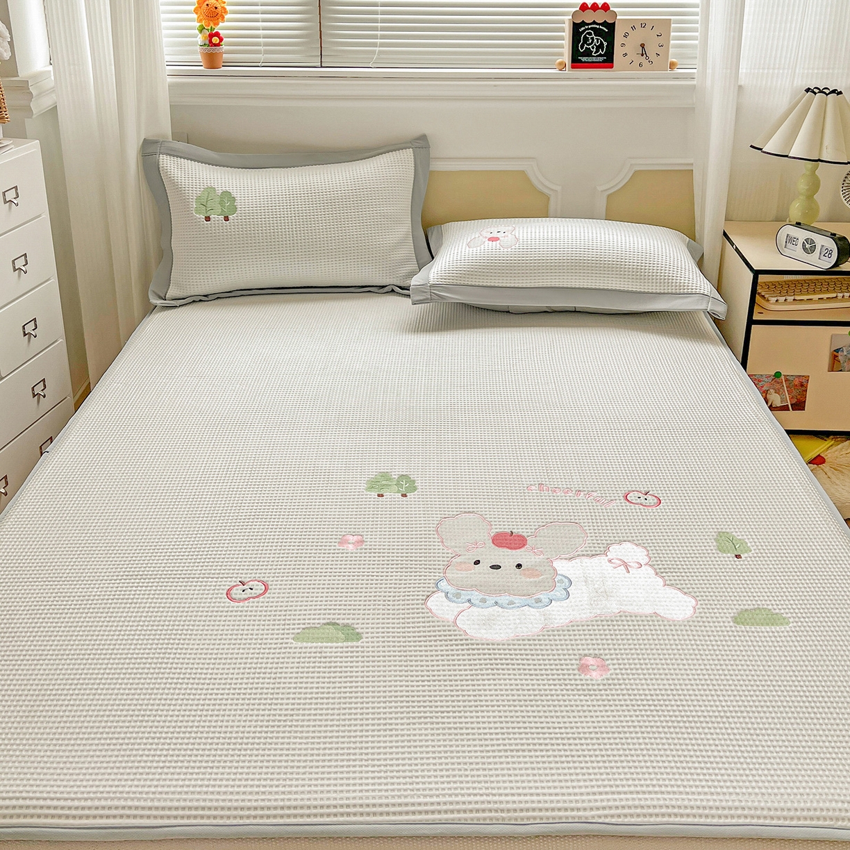 91家纺网 家纺一手货源 找家纺 慕尚家纺 2025新款冰豆豆带有乙纶刺绣凉席席子床笠款 小小可爱兔 床笠款