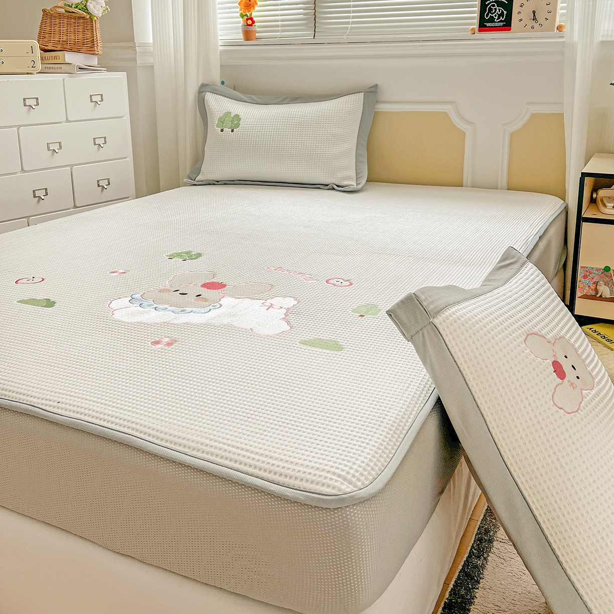 91家纺网 家纺一手货源 找家纺 慕尚家纺 2025新款冰豆豆带有乙纶刺绣凉席席子床笠款 小小可爱兔 床笠款