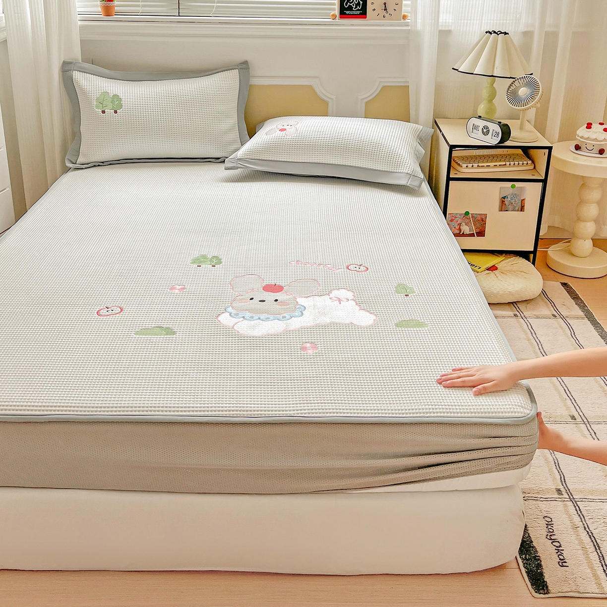 91家纺网 家纺一手货源 找家纺 慕尚家纺 2025新款冰豆豆带有乙纶刺绣凉席席子床笠款 小小可爱兔 床笠款