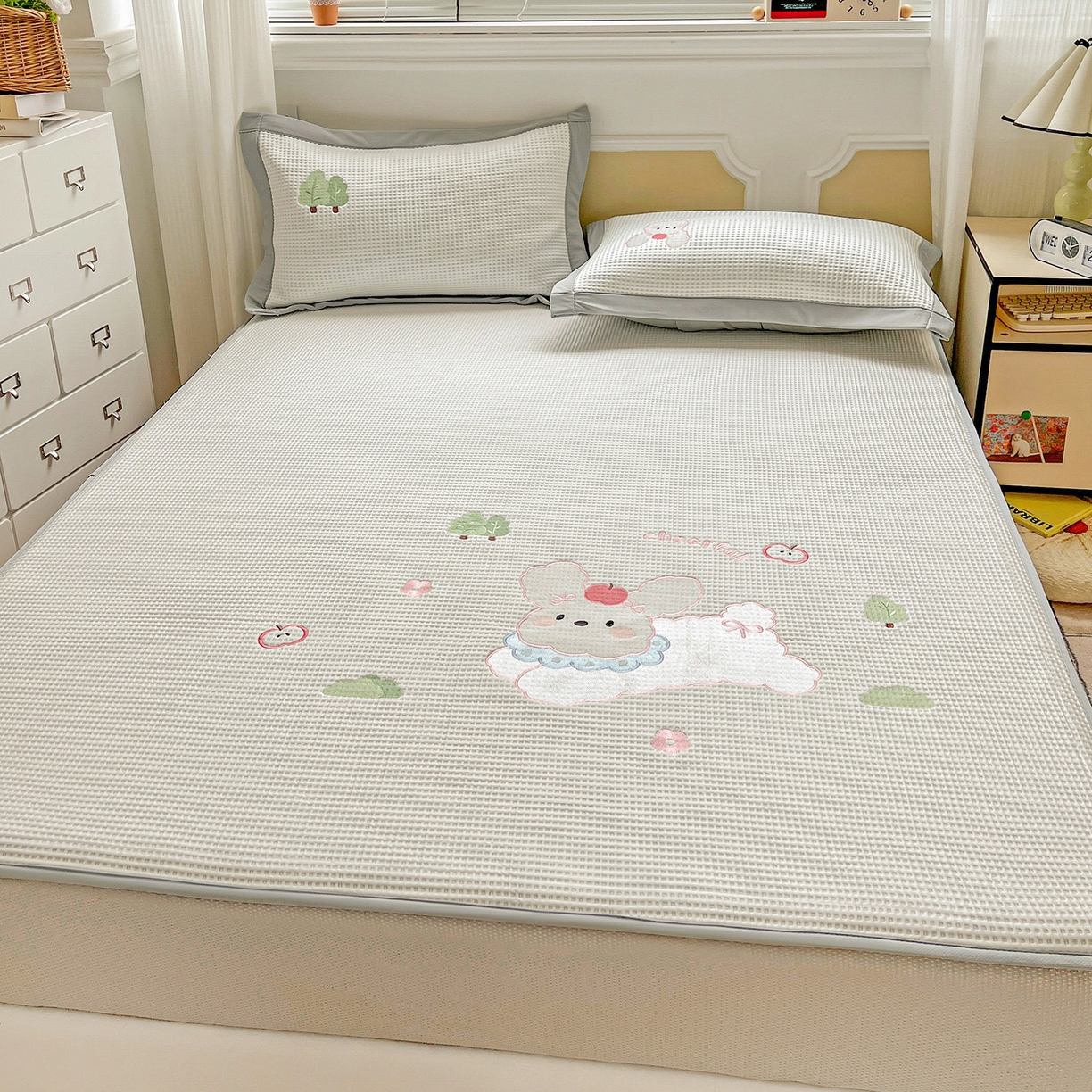 91家纺网 家纺一手货源 找家纺 慕尚家纺 2025新款冰豆豆带有乙纶刺绣凉席席子床笠款 小小可爱兔 床笠款