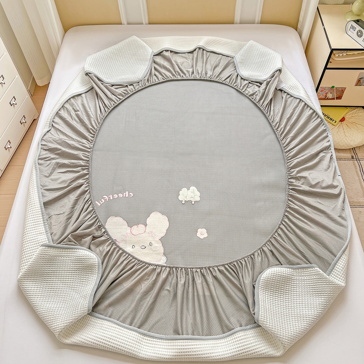 91家纺网 家纺一手货源 找家纺 慕尚家纺 2025新款冰豆豆带有乙纶刺绣凉席席子床笠款 小小可爱兔 床笠款