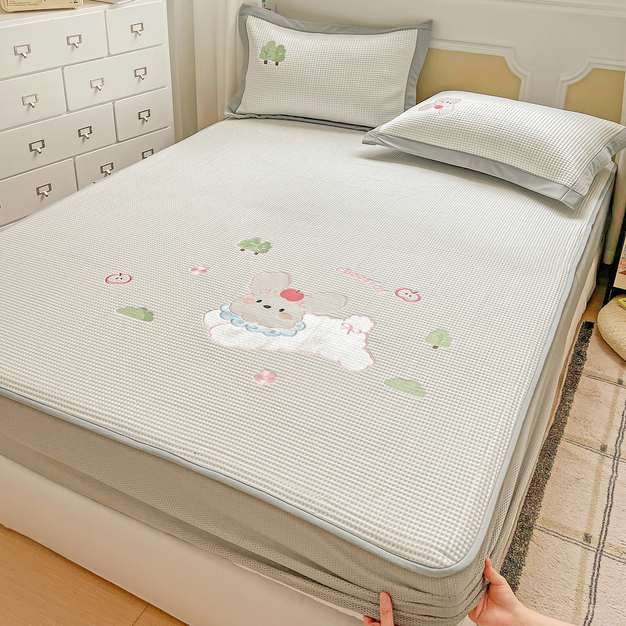 91家纺网 家纺一手货源 找家纺 慕尚家纺 2025新款冰豆豆带有乙纶刺绣凉席席子床笠款 小小可爱兔 床笠款