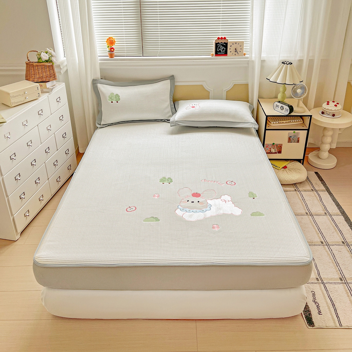 91家纺网 家纺一手货源 找家纺 慕尚家纺 2025新款冰豆豆带有乙纶刺绣凉席席子床笠款 小小可爱兔 床笠款