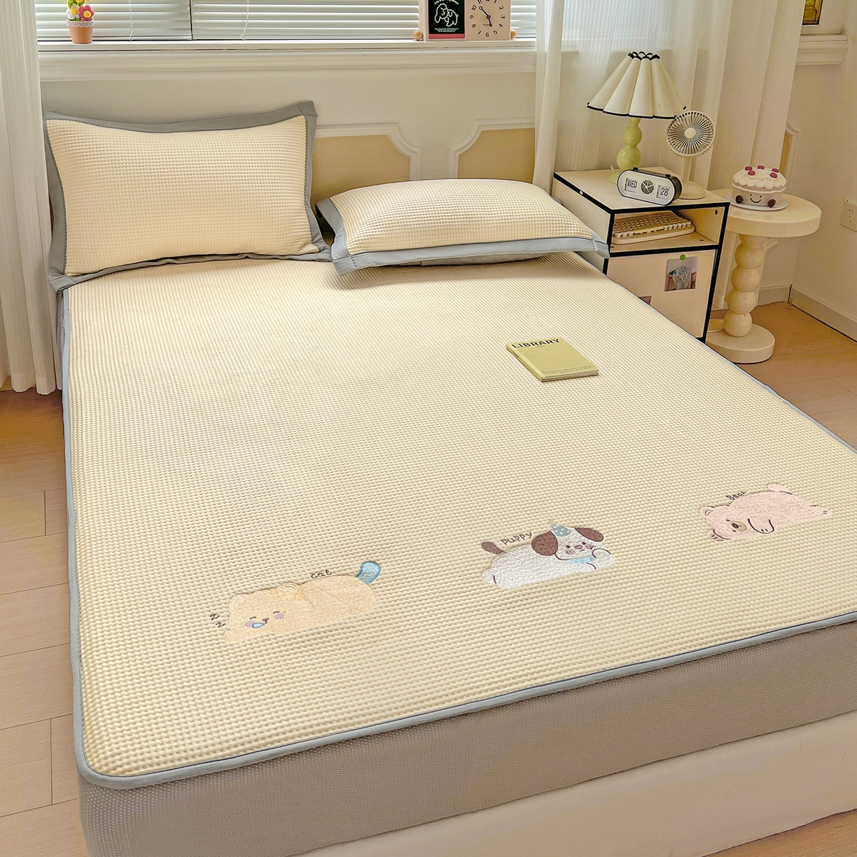 91家纺网 家纺一手货源 找家纺 慕尚家纺 2025新款冰豆豆带有乙纶刺绣凉席席子床笠款 懒可爱熊 床笠款