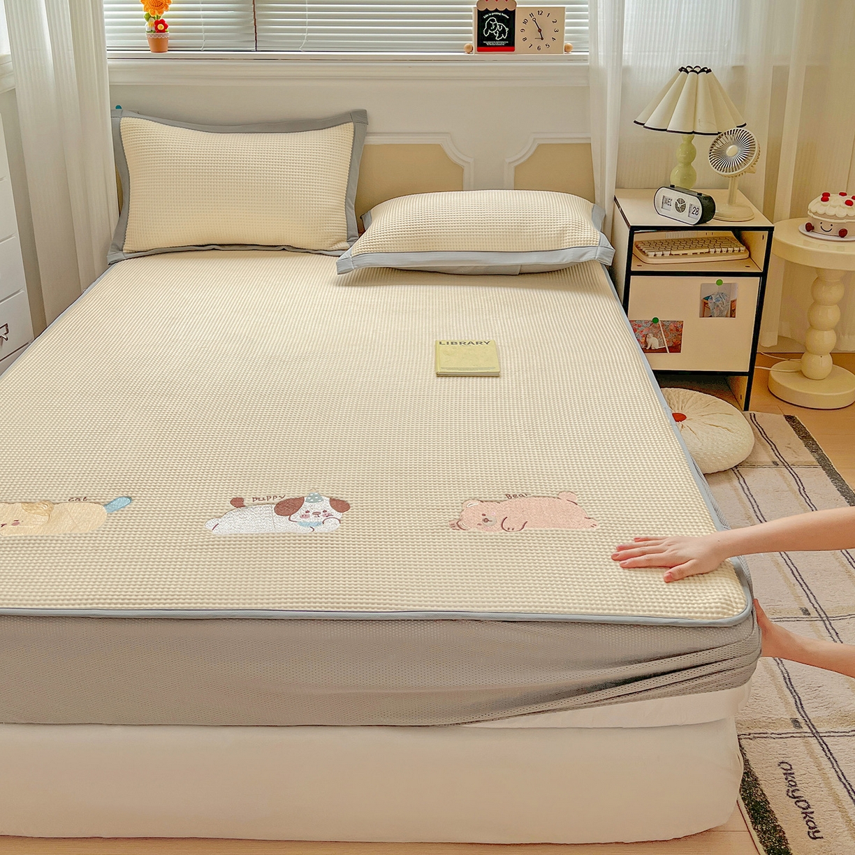 91家纺网 家纺一手货源 找家纺 慕尚家纺 2025新款冰豆豆带有乙纶刺绣凉席席子床笠款 懒可爱熊 床笠款