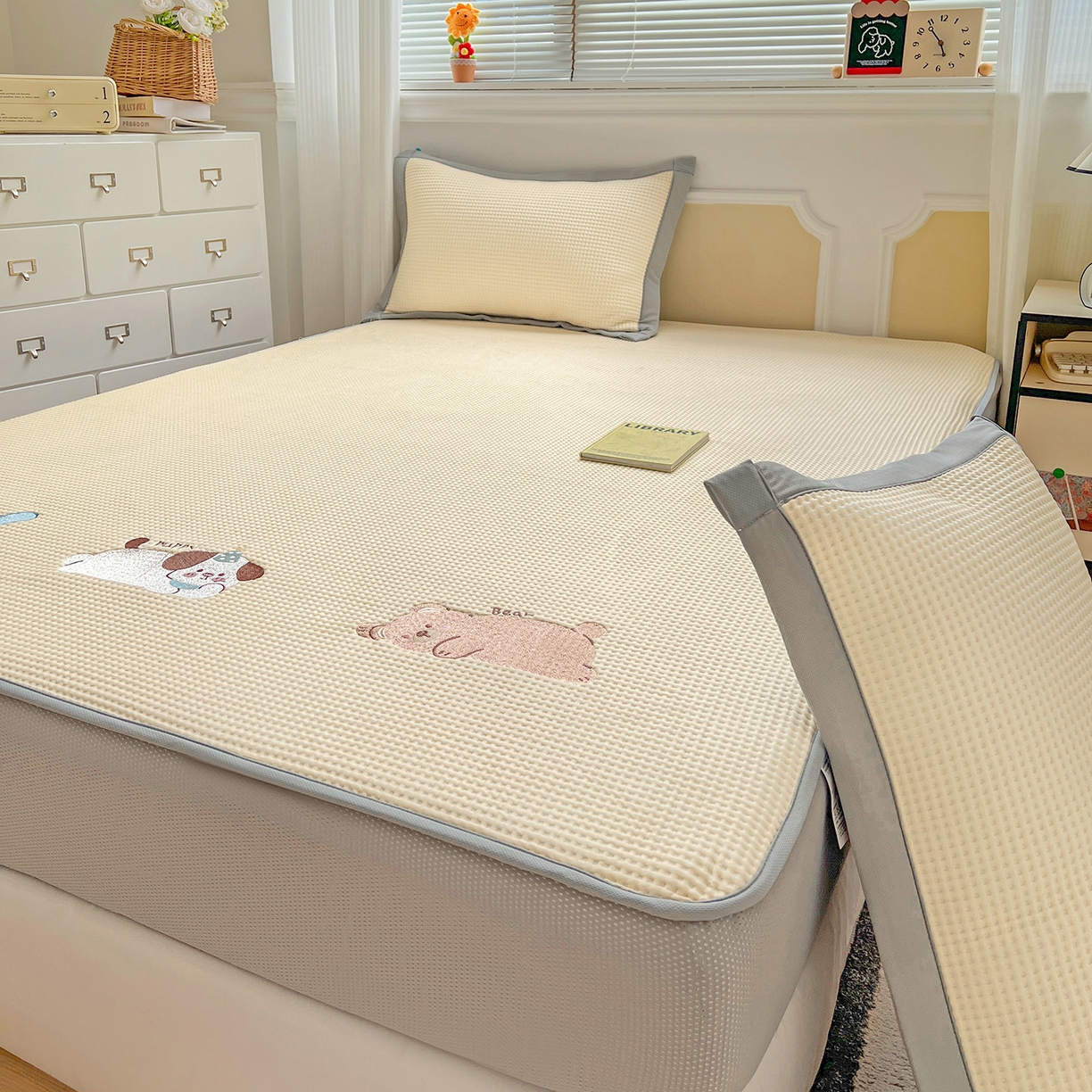 91家纺网 家纺一手货源 找家纺 慕尚家纺 2025新款冰豆豆带有乙纶刺绣凉席席子床笠款 懒可爱熊 床笠款