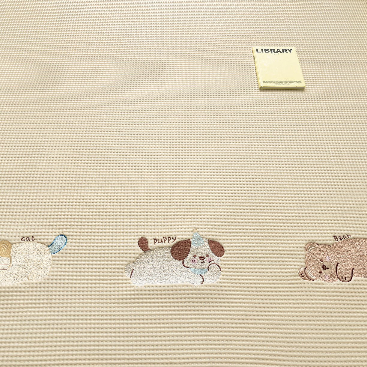 91家纺网 家纺一手货源 找家纺 慕尚家纺 2025新款冰豆豆带有乙纶刺绣凉席席子床笠款 懒可爱熊 床笠款