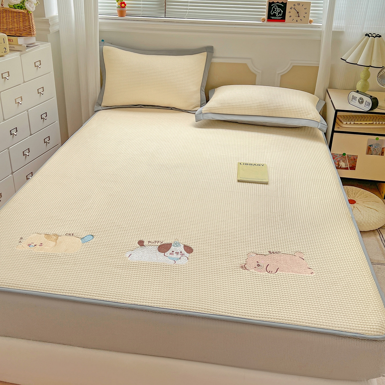 91家纺网 家纺一手货源 找家纺 慕尚家纺 2025新款冰豆豆带有乙纶刺绣凉席席子床笠款 懒可爱熊 床笠款