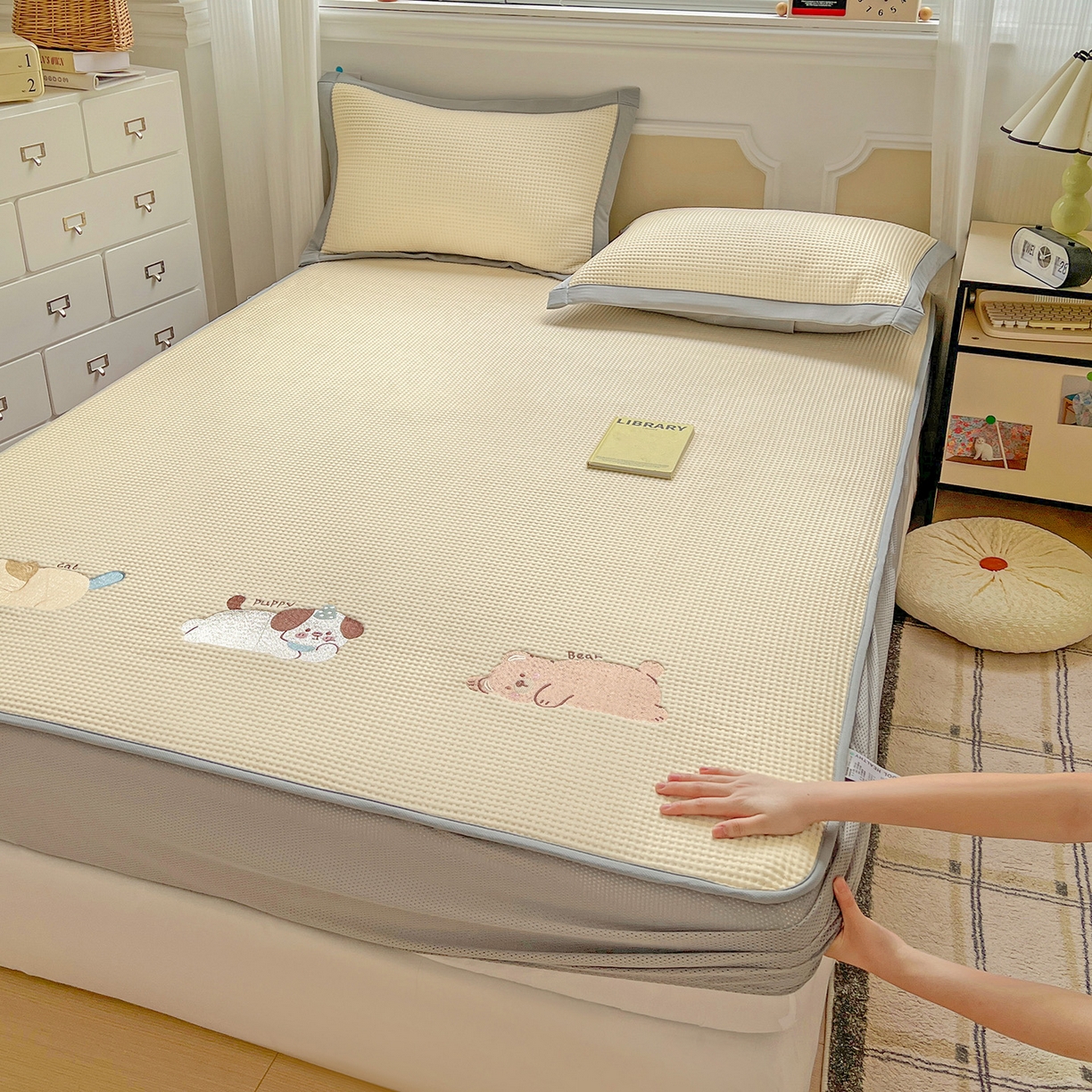 91家纺网 家纺一手货源 找家纺 慕尚家纺 2025新款冰豆豆带有乙纶刺绣凉席席子床笠款 懒可爱熊 床笠款