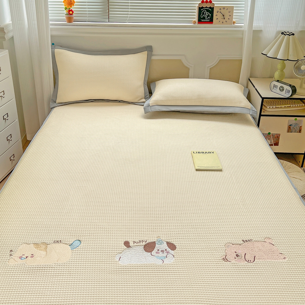 91家纺网 家纺一手货源 找家纺 慕尚家纺 2025新款冰豆豆带有乙纶刺绣凉席席子床笠款 懒可爱熊 床笠款