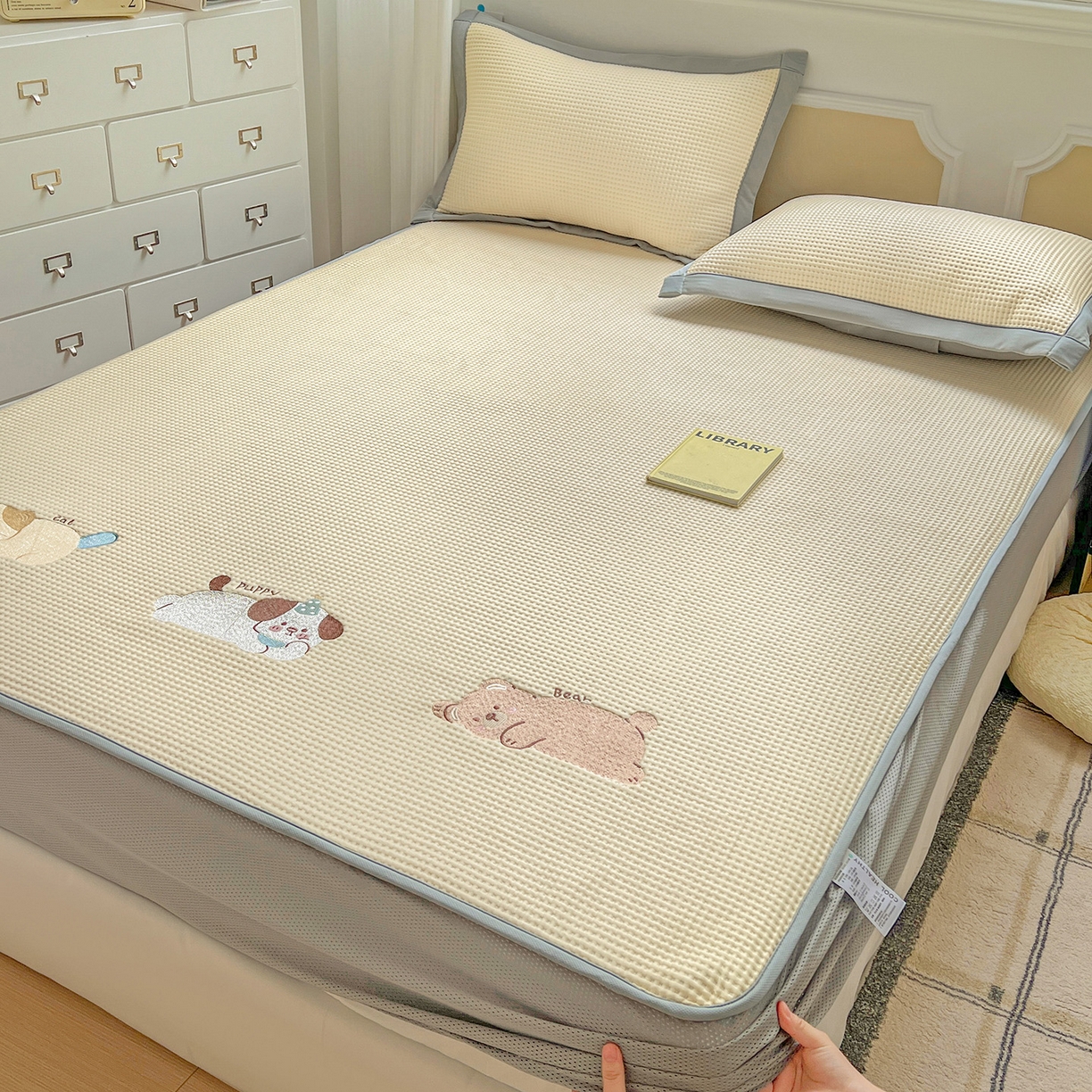 91家纺网 家纺一手货源 找家纺 慕尚家纺 2025新款冰豆豆带有乙纶刺绣凉席席子床笠款 懒可爱熊 床笠款