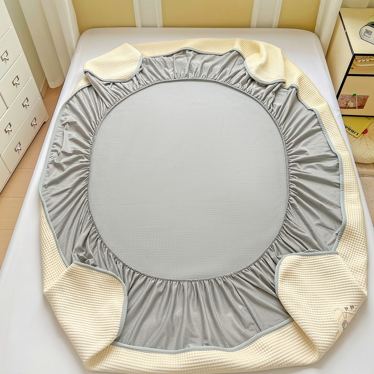 91家纺网 家纺一手货源 找家纺 慕尚家纺 2025新款冰豆豆带有乙纶刺绣凉席席子床笠款 懒可爱熊 床笠款