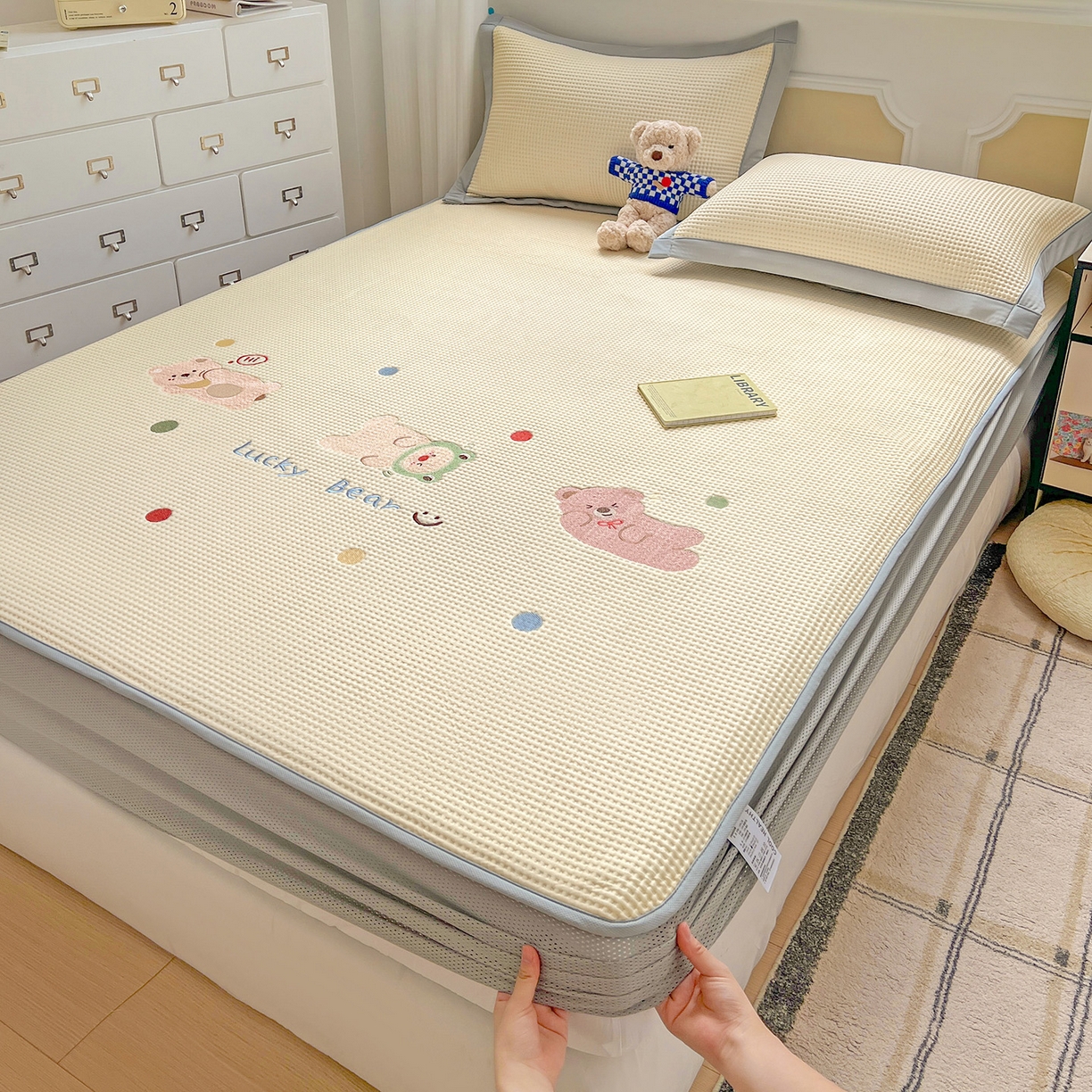 91家纺网 家纺一手货源 找家纺 慕尚家纺 2025新款冰豆豆带有乙纶刺绣凉席席子床笠款 派对熊 床笠款