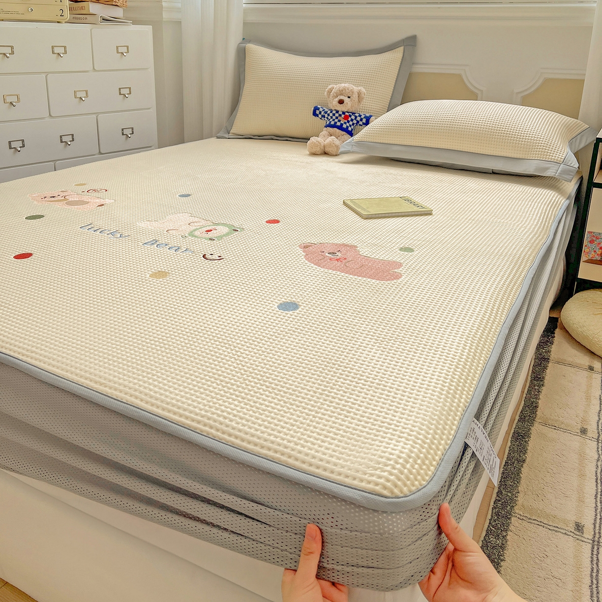 91家纺网 家纺一手货源 找家纺 慕尚家纺 2025新款冰豆豆带有乙纶刺绣凉席席子床笠款 派对熊 床笠款