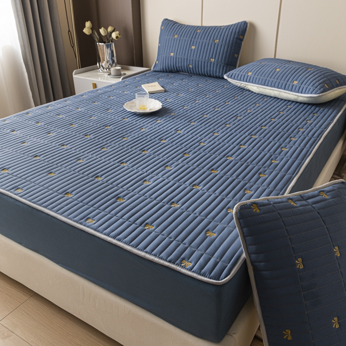 91家纺网 家纺一手货源 找家纺 暖季家纺 2025新款A类亲肤面料夹棉绣花床笠-不防水款 小蝴蝶结-宾利蓝-普通款