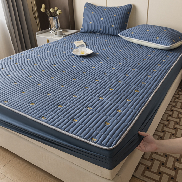 91家纺网 家纺一手货源 找家纺 暖季家纺 2025新款A类亲肤面料夹棉绣花床笠-不防水款 小蝴蝶结-宾利蓝-普通款