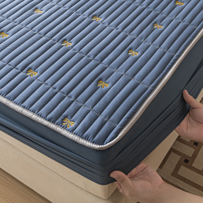 91家纺网 家纺一手货源 找家纺 暖季家纺 2025新款A类亲肤面料夹棉绣花床笠-不防水款 小蝴蝶结-宾利蓝-普通款