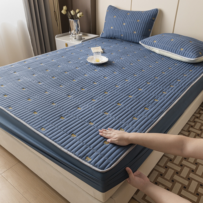 91家纺网 家纺一手货源 找家纺 暖季家纺 2025新款A类亲肤面料夹棉绣花床笠-不防水款 小蝴蝶结-宾利蓝-普通款