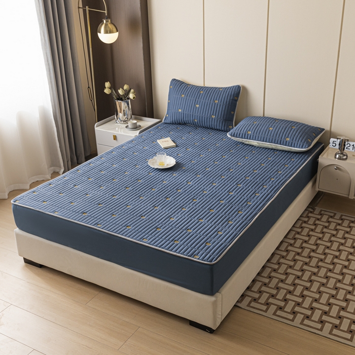 91家纺网 家纺一手货源 找家纺 暖季家纺 2025新款A类亲肤面料夹棉绣花床笠-不防水款 小蝴蝶结-宾利蓝-普通款