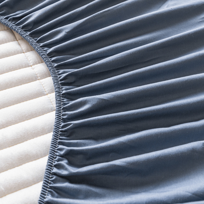 91家纺网 家纺一手货源 找家纺 暖季家纺 2025新款A类亲肤面料夹棉绣花床笠-不防水款 小蝴蝶结-宾利蓝-普通款