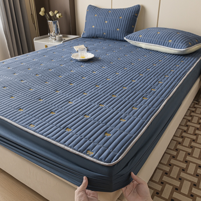 91家纺网 家纺一手货源 找家纺 暖季家纺 2025新款A类亲肤面料夹棉绣花床笠-不防水款 小蝴蝶结-宾利蓝-普通款