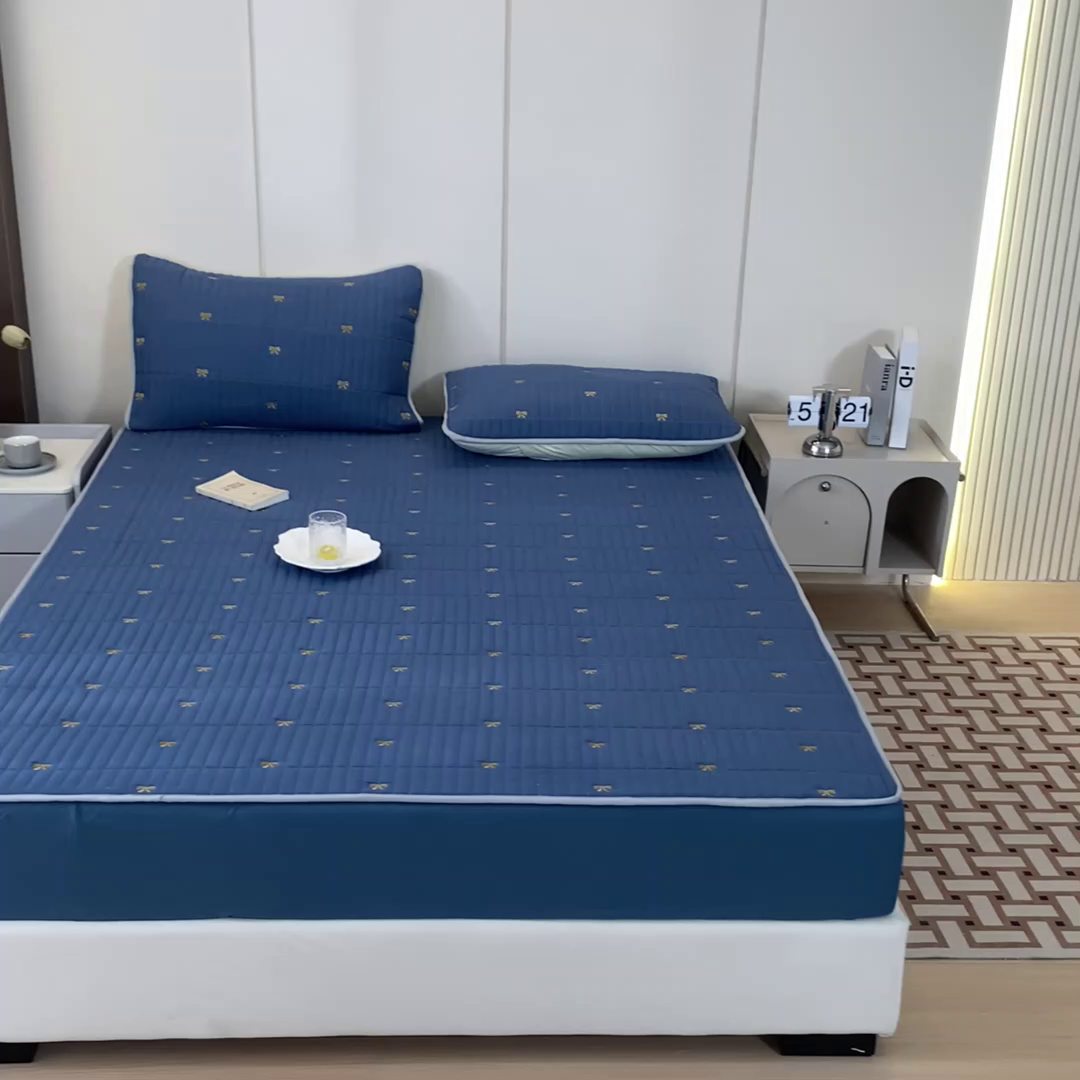 91家纺网 家纺一手货源 找家纺 暖季家纺 2025新款A类亲肤面料夹棉绣花床笠-不防水款 小蝴蝶结-宾利蓝-普通款