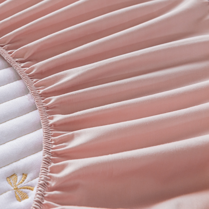 91家纺网 家纺一手货源 找家纺 暖季家纺 2025新款A类亲肤面料夹棉绣花床笠-不防水款 小蝴蝶结-粉-普通款