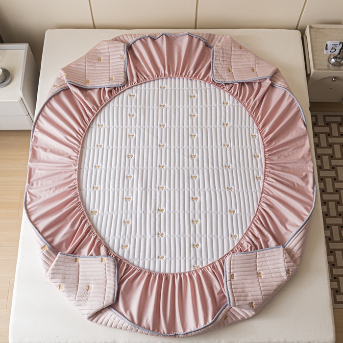 91家纺网 家纺一手货源 找家纺 暖季家纺 2025新款A类亲肤面料夹棉绣花床笠-不防水款 小蝴蝶结-粉-普通款