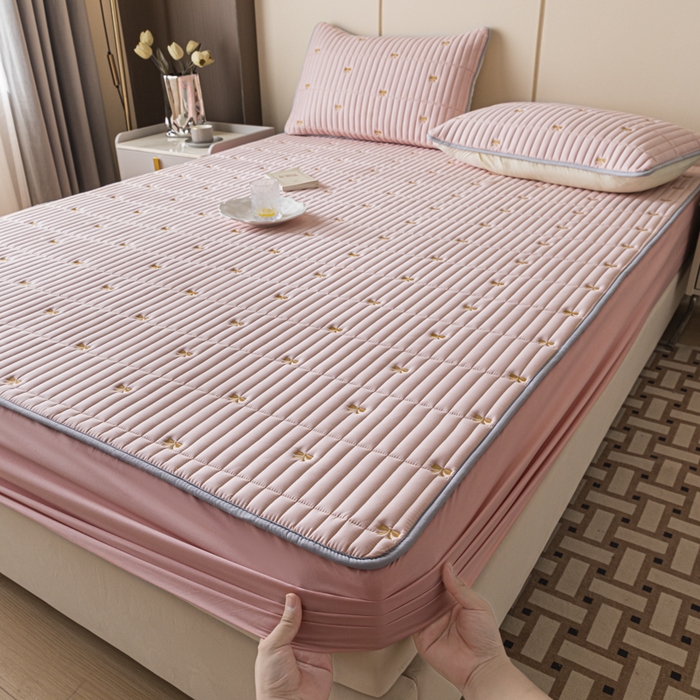 91家纺网 家纺一手货源 找家纺 暖季家纺 2025新款A类亲肤面料夹棉绣花床笠-不防水款 小蝴蝶结-粉-普通款