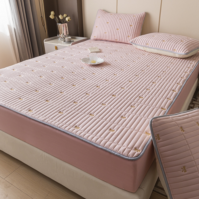 91家纺网 家纺一手货源 找家纺 暖季家纺 2025新款A类亲肤面料夹棉绣花床笠-不防水款 小蝴蝶结-粉-普通款