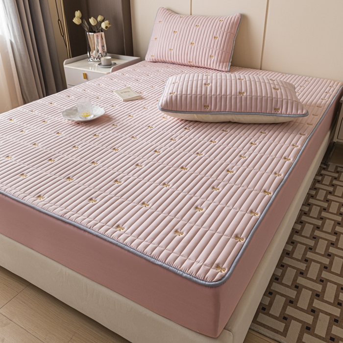 91家纺网 家纺一手货源 找家纺 暖季家纺 2025新款A类亲肤面料夹棉绣花床笠-不防水款 小蝴蝶结-粉-普通款