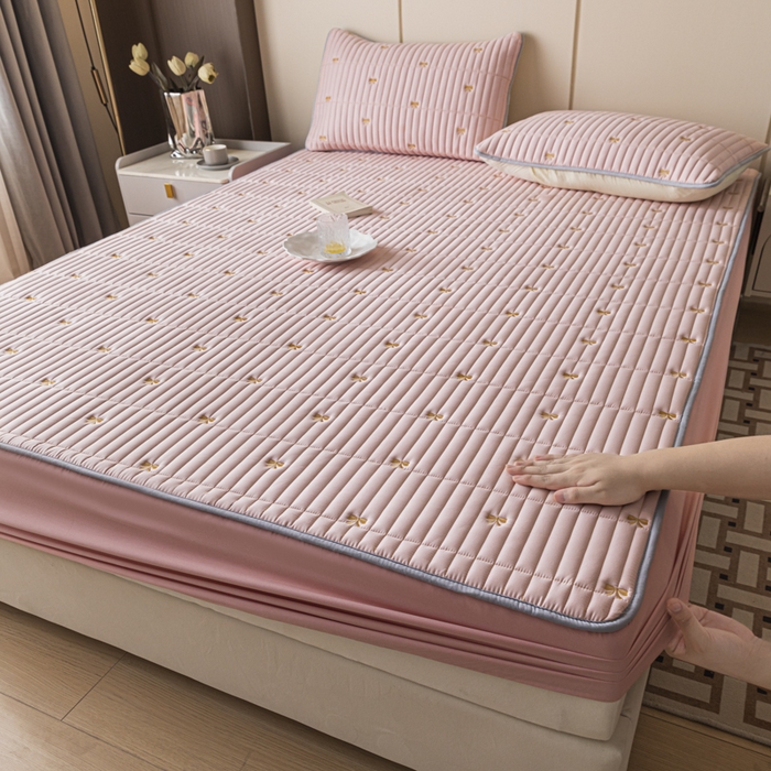 91家纺网 家纺一手货源 找家纺 暖季家纺 2025新款A类亲肤面料夹棉绣花床笠-不防水款 小蝴蝶结-粉-普通款