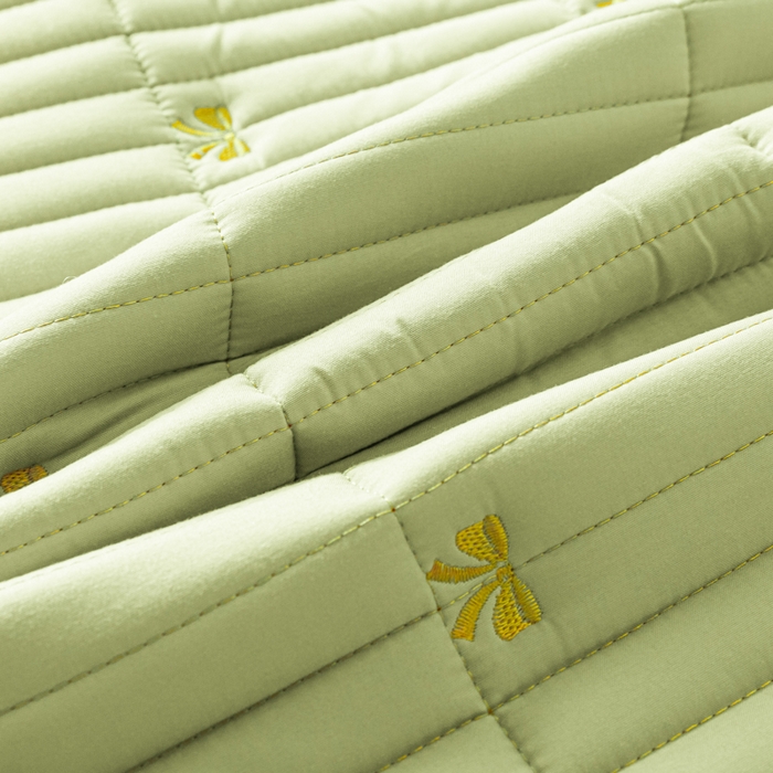 91家纺网 家纺一手货源 找家纺 暖季家纺 2025新款A类亲肤面料夹棉绣花床笠-不防水款 小蝴蝶结-果绿-普通款