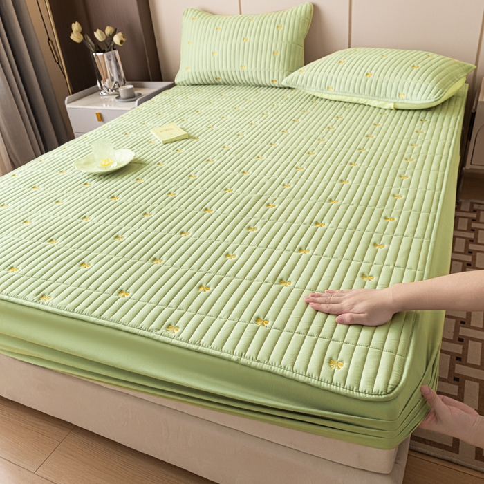 91家纺网 家纺一手货源 找家纺 暖季家纺 2025新款A类亲肤面料夹棉绣花床笠-不防水款 小蝴蝶结-果绿-普通款