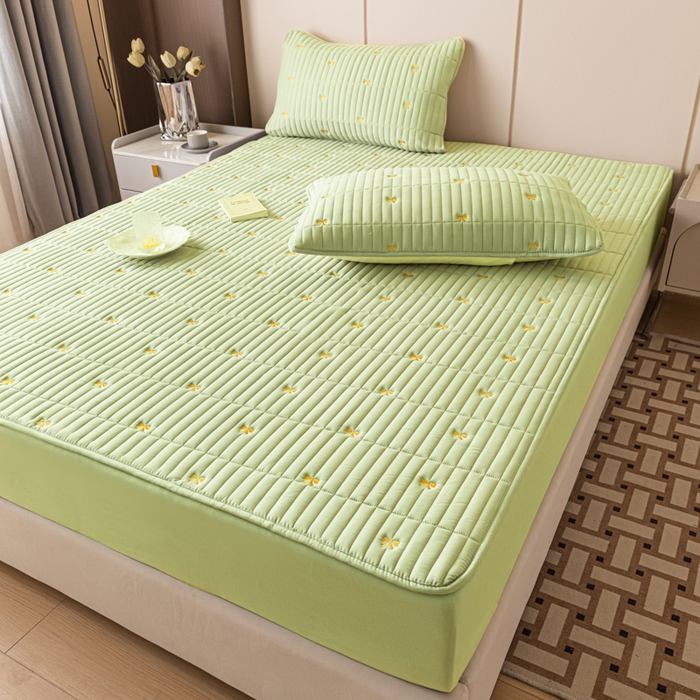 91家纺网 家纺一手货源 找家纺 暖季家纺 2025新款A类亲肤面料夹棉绣花床笠-不防水款 小蝴蝶结-果绿-普通款