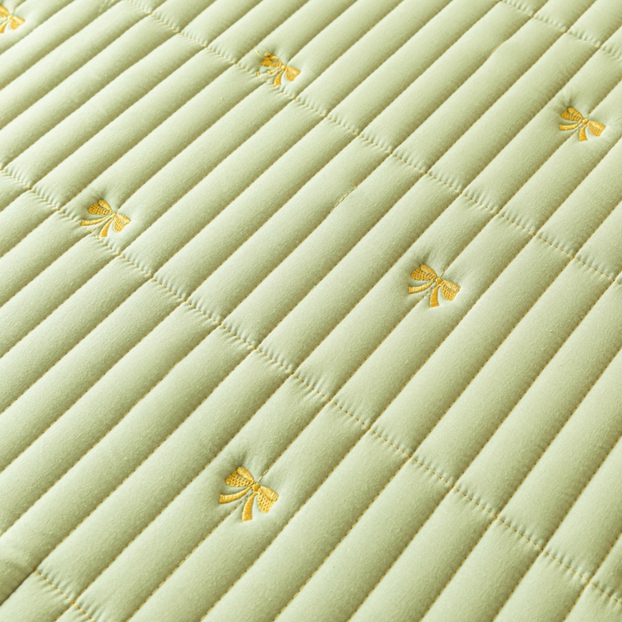 91家纺网 家纺一手货源 找家纺 暖季家纺 2025新款A类亲肤面料夹棉绣花床笠-不防水款 小蝴蝶结-果绿-普通款