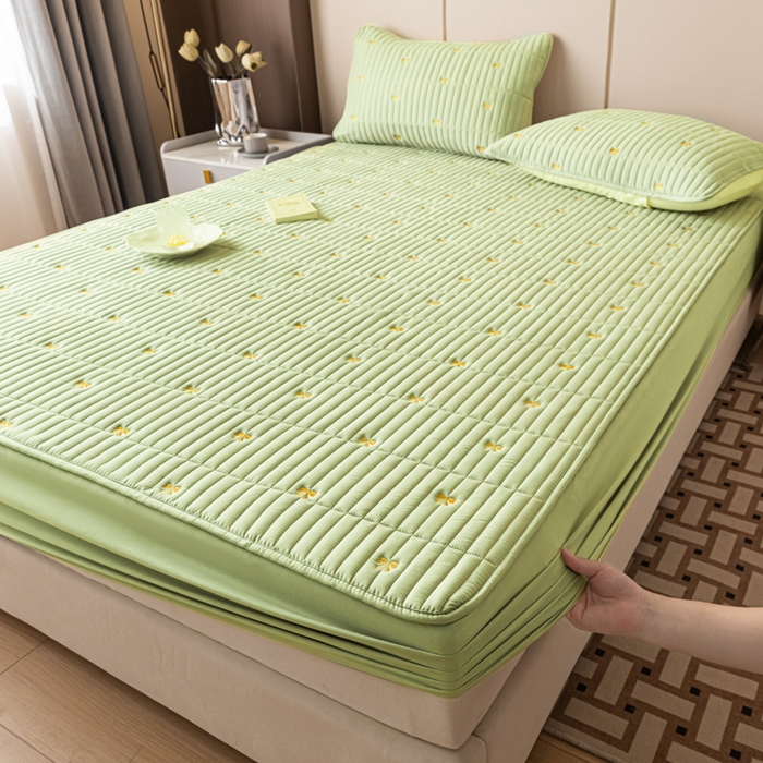 91家纺网 家纺一手货源 找家纺 暖季家纺 2025新款A类亲肤面料夹棉绣花床笠-不防水款 小蝴蝶结-果绿-普通款