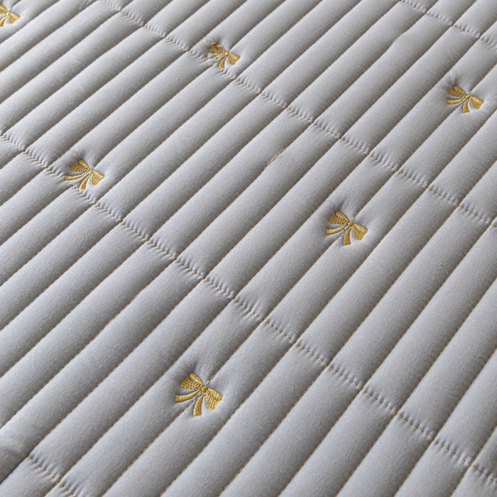 91家纺网 家纺一手货源 找家纺 暖季家纺 2025新款A类亲肤面料夹棉绣花床笠-不防水款 小蝴蝶结-灰-普通款