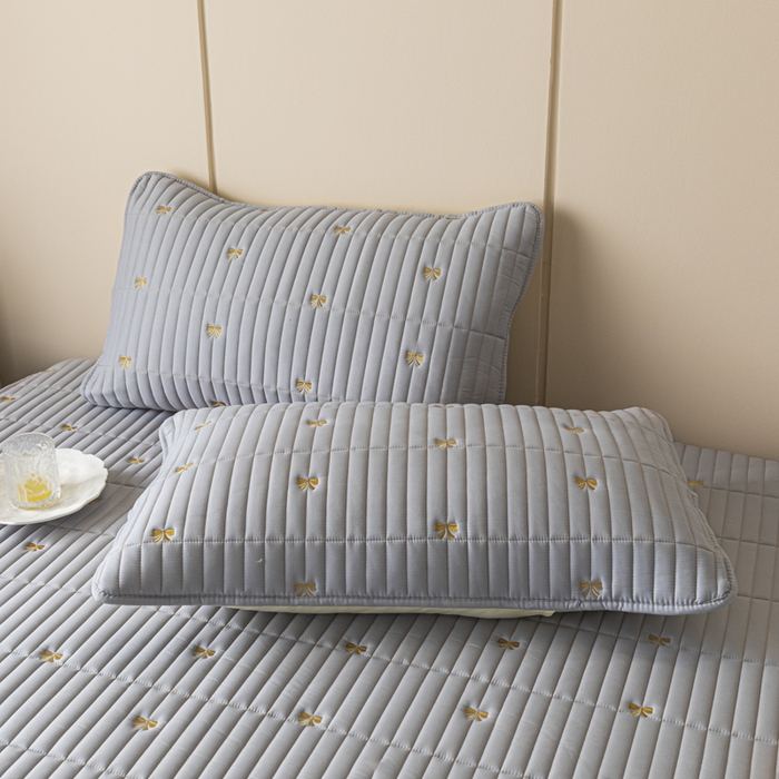 91家纺网 家纺一手货源 找家纺 暖季家纺 2025新款A类亲肤面料夹棉绣花床笠-不防水款 小蝴蝶结-灰-普通款