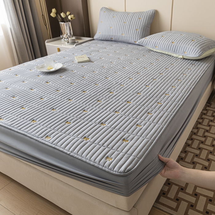 91家纺网 家纺一手货源 找家纺 暖季家纺 2025新款A类亲肤面料夹棉绣花床笠-不防水款 小蝴蝶结-灰-普通款