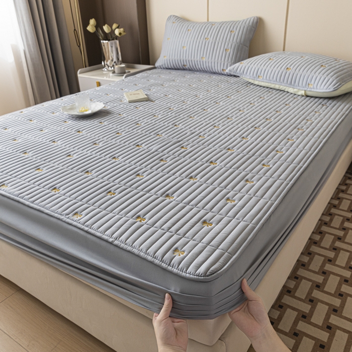 91家纺网 家纺一手货源 找家纺 暖季家纺 2025新款A类亲肤面料夹棉绣花床笠-不防水款 小蝴蝶结-灰-普通款