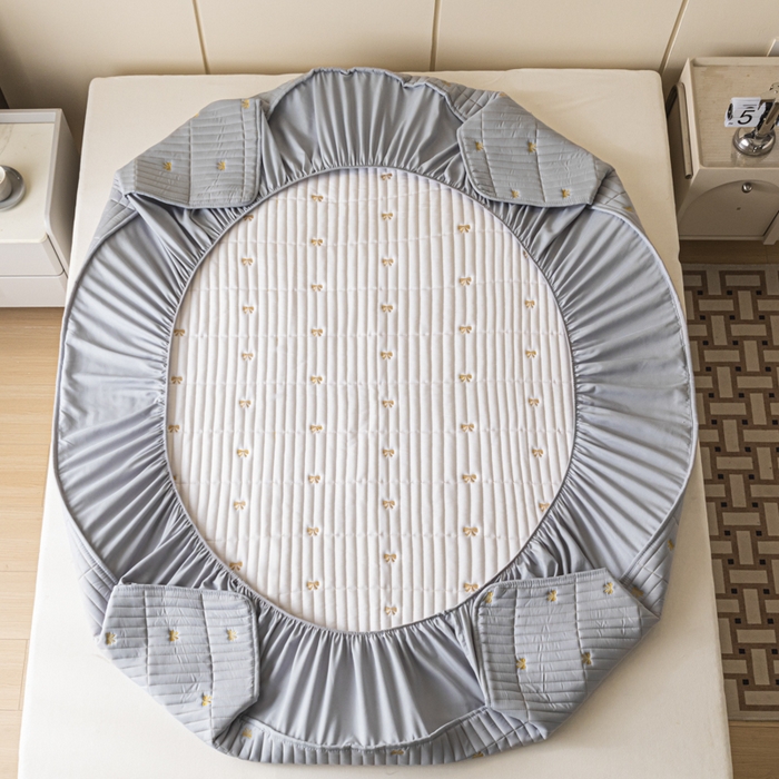 91家纺网 家纺一手货源 找家纺 暖季家纺 2025新款A类亲肤面料夹棉绣花床笠-不防水款 小蝴蝶结-灰-普通款